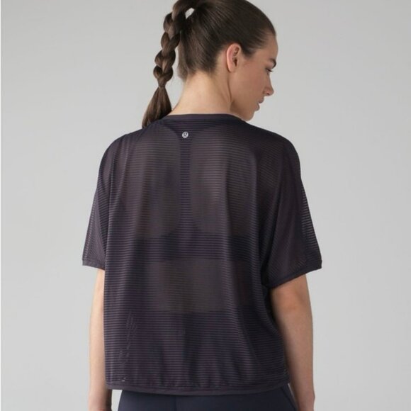 Lululemon Athletica Lean In Short Sleeve Boysenberry Purple Mesh Detail Size 6 - Picture 2 of 8
